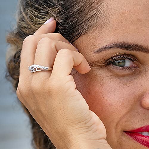 A woman wearing the engagement ring on her hand